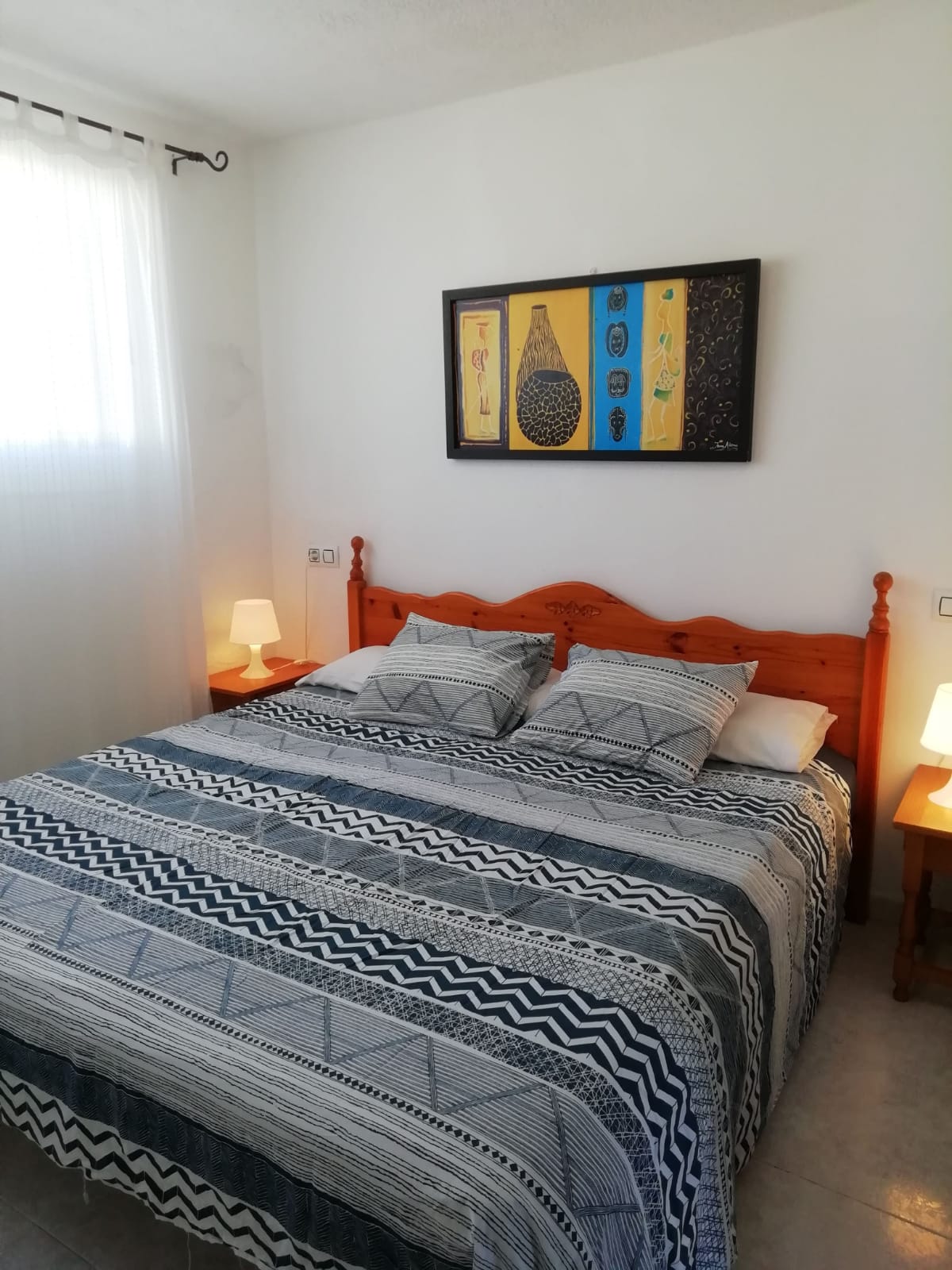 Dormitorio con cama de madera